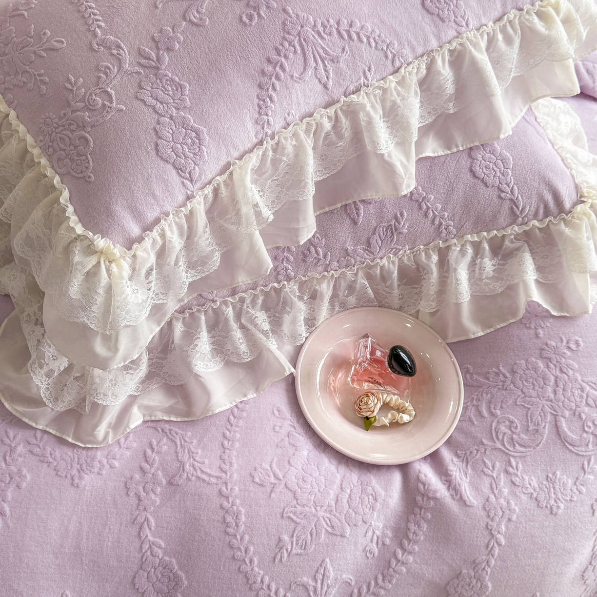 91家纺网 家纺一手货源 找家纺 爱家（原缔乐家纺） 2025新款A类牛奶雕花绒四件套 米娜系列 米娜-梦幻紫