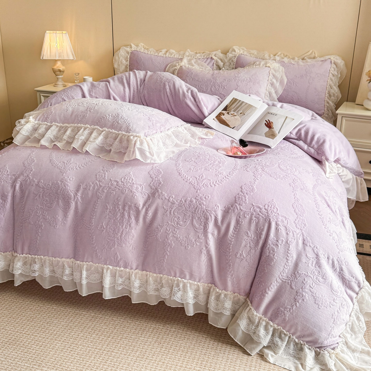 91家纺网 家纺一手货源 找家纺 爱家（原缔乐家纺） 2025新款A类牛奶雕花绒四件套 米娜系列 米娜-梦幻紫