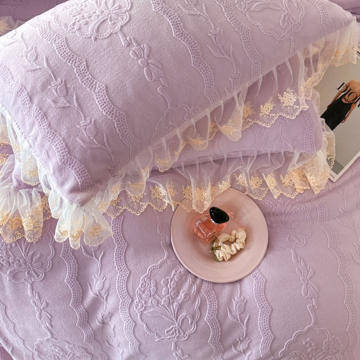 91家纺网 家纺一手货源 找家纺 爱家（原缔乐家纺） 2025新款A类牛奶雕花绒四件套 铃兰花系列 铃兰花-梦幻紫
