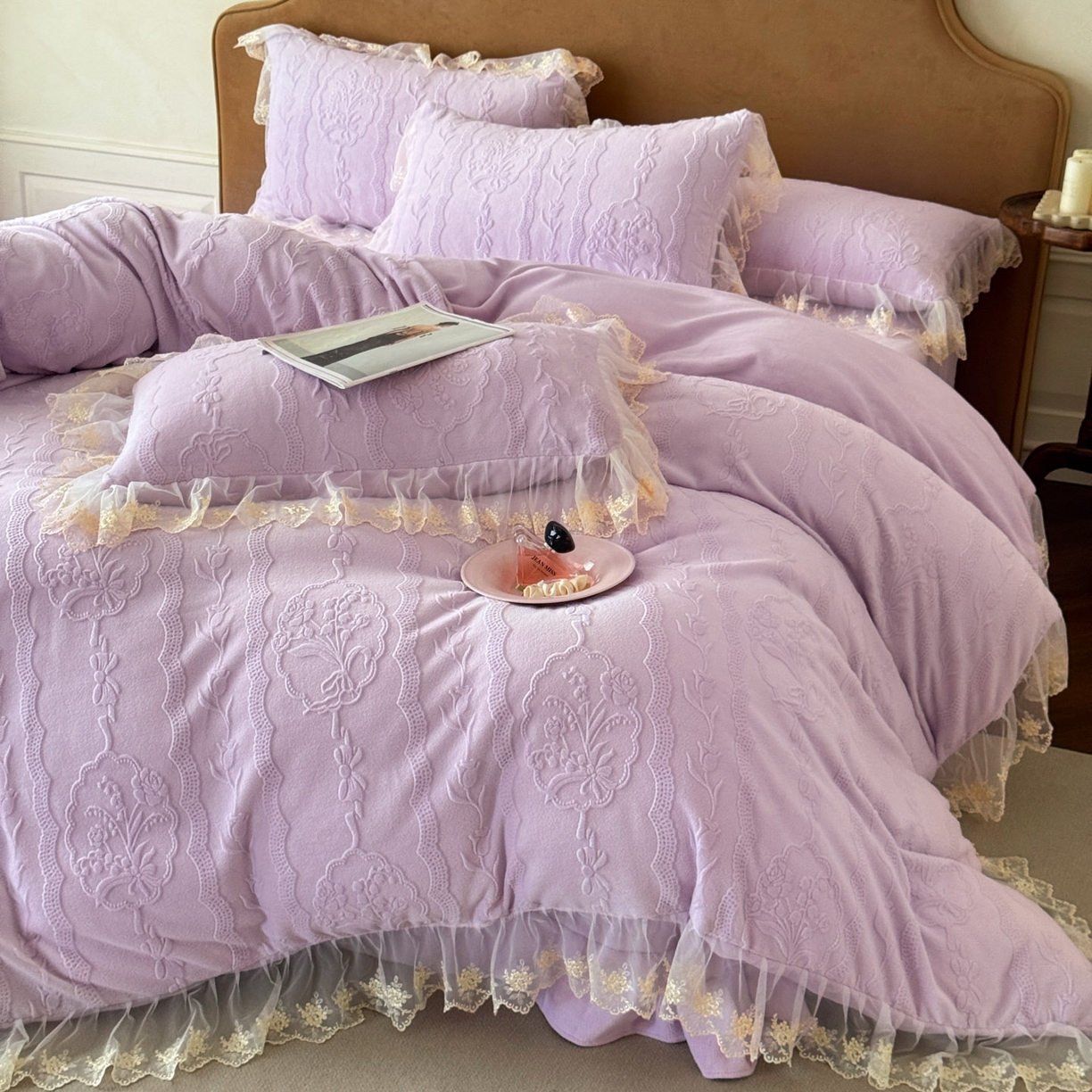 91家纺网 家纺一手货源 找家纺 爱家（原缔乐家纺） 2025新款A类牛奶雕花绒四件套 铃兰花系列 铃兰花-梦幻紫