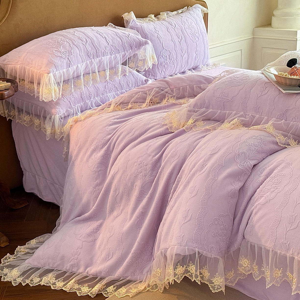 91家纺网 家纺一手货源 找家纺 爱家（原缔乐家纺） 2025新款A类牛奶雕花绒四件套 铃兰花系列 铃兰花-梦幻紫
