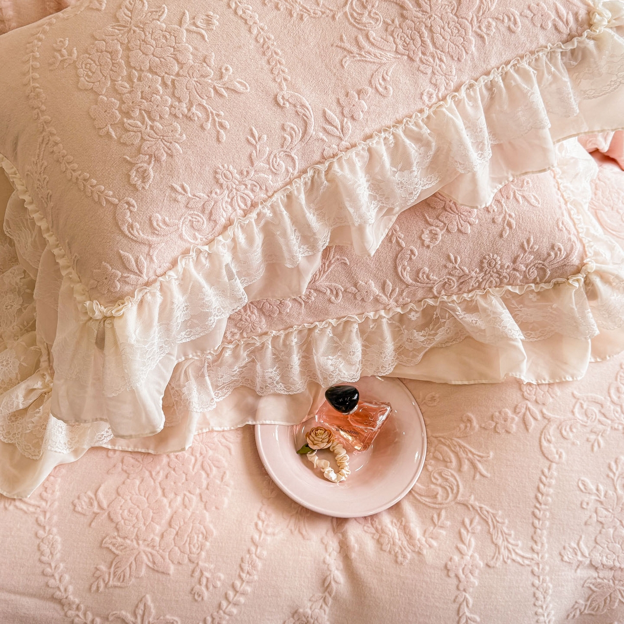 91家纺网 家纺一手货源 找家纺 爱家（原缔乐家纺） 2025新款A类牛奶雕花绒四件套 米娜系列 米娜-公主粉