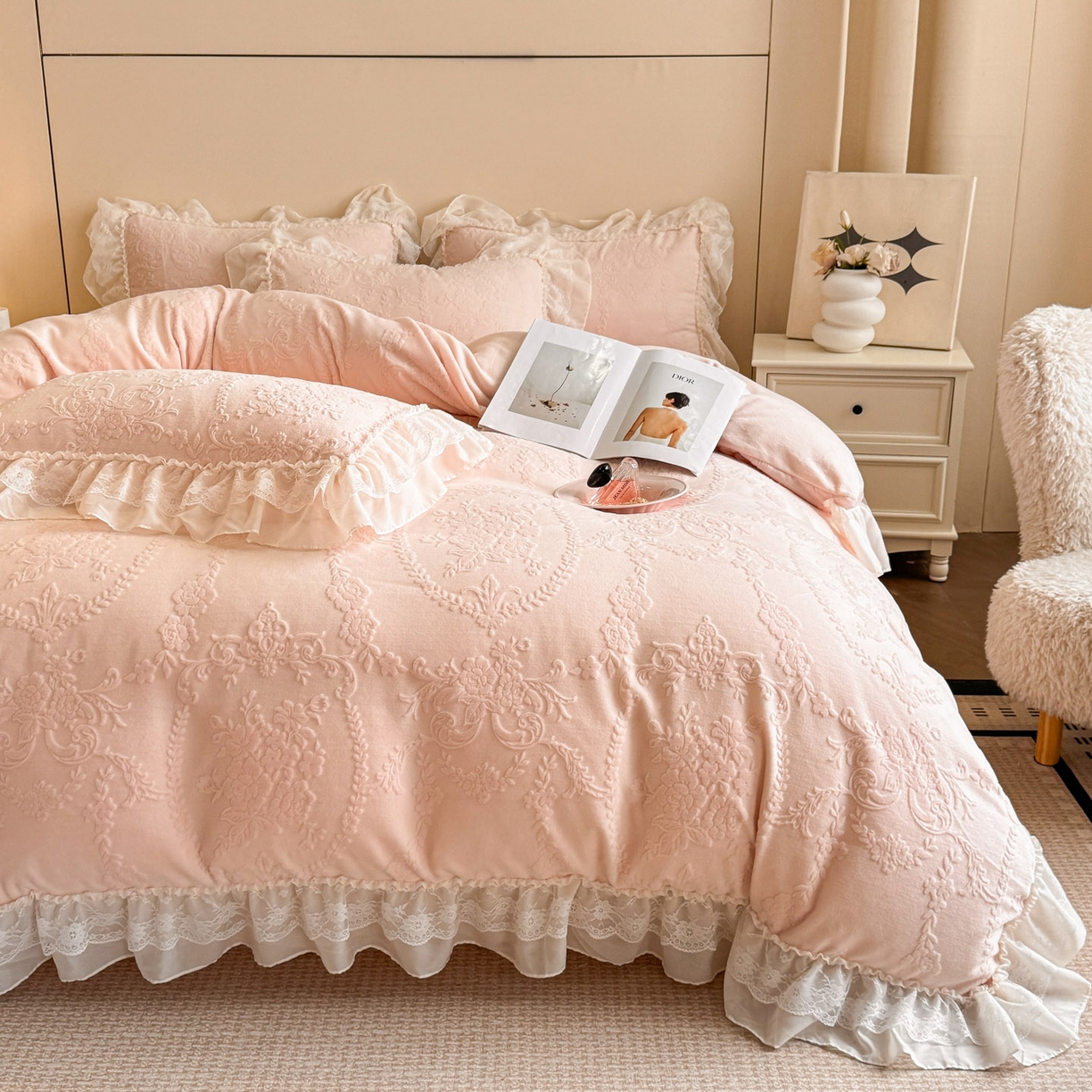 91家纺网 家纺一手货源 找家纺 爱家（原缔乐家纺） 2025新款A类牛奶雕花绒四件套 米娜系列 米娜-公主粉