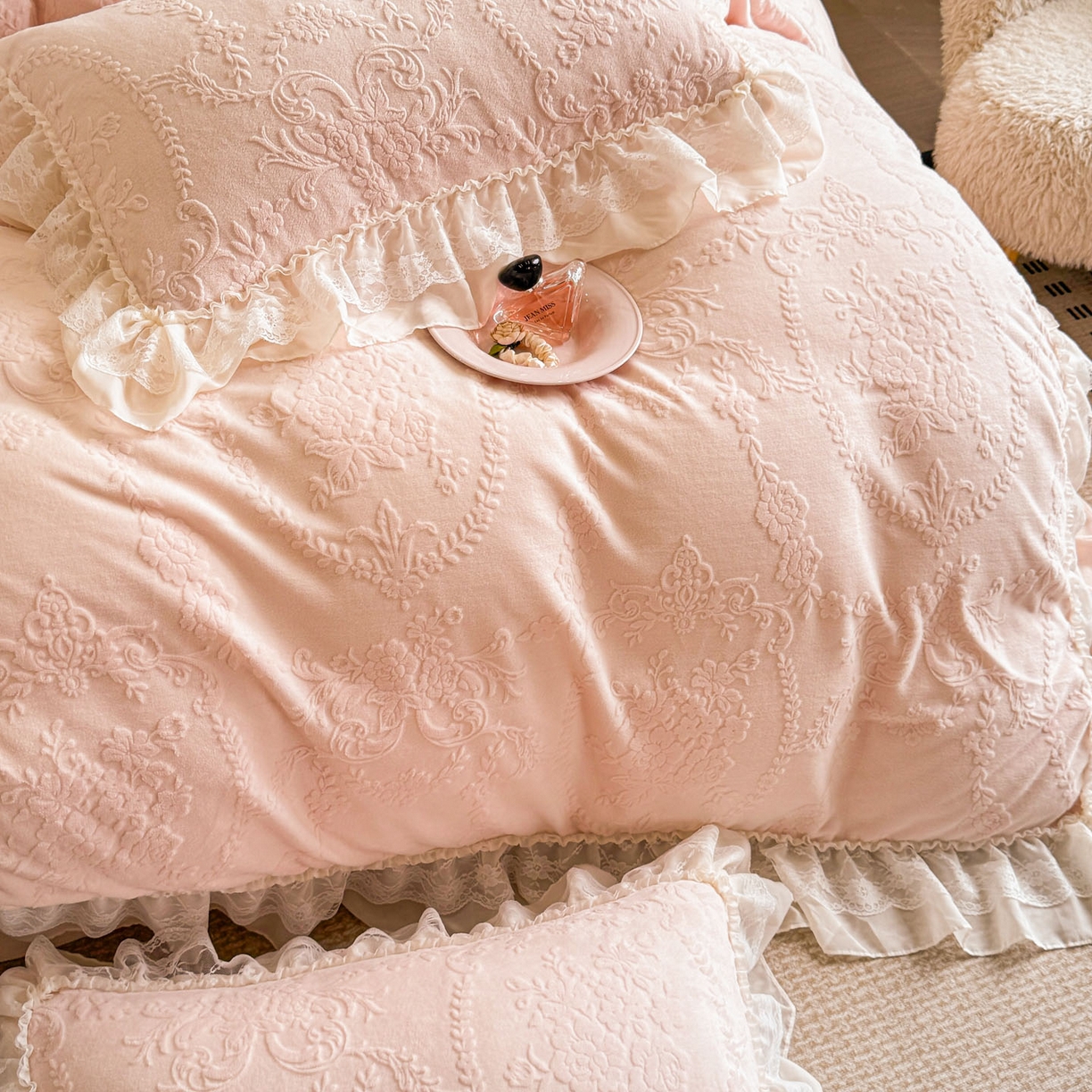 91家纺网 家纺一手货源 找家纺 爱家（原缔乐家纺） 2025新款A类牛奶雕花绒四件套 米娜系列 米娜-公主粉