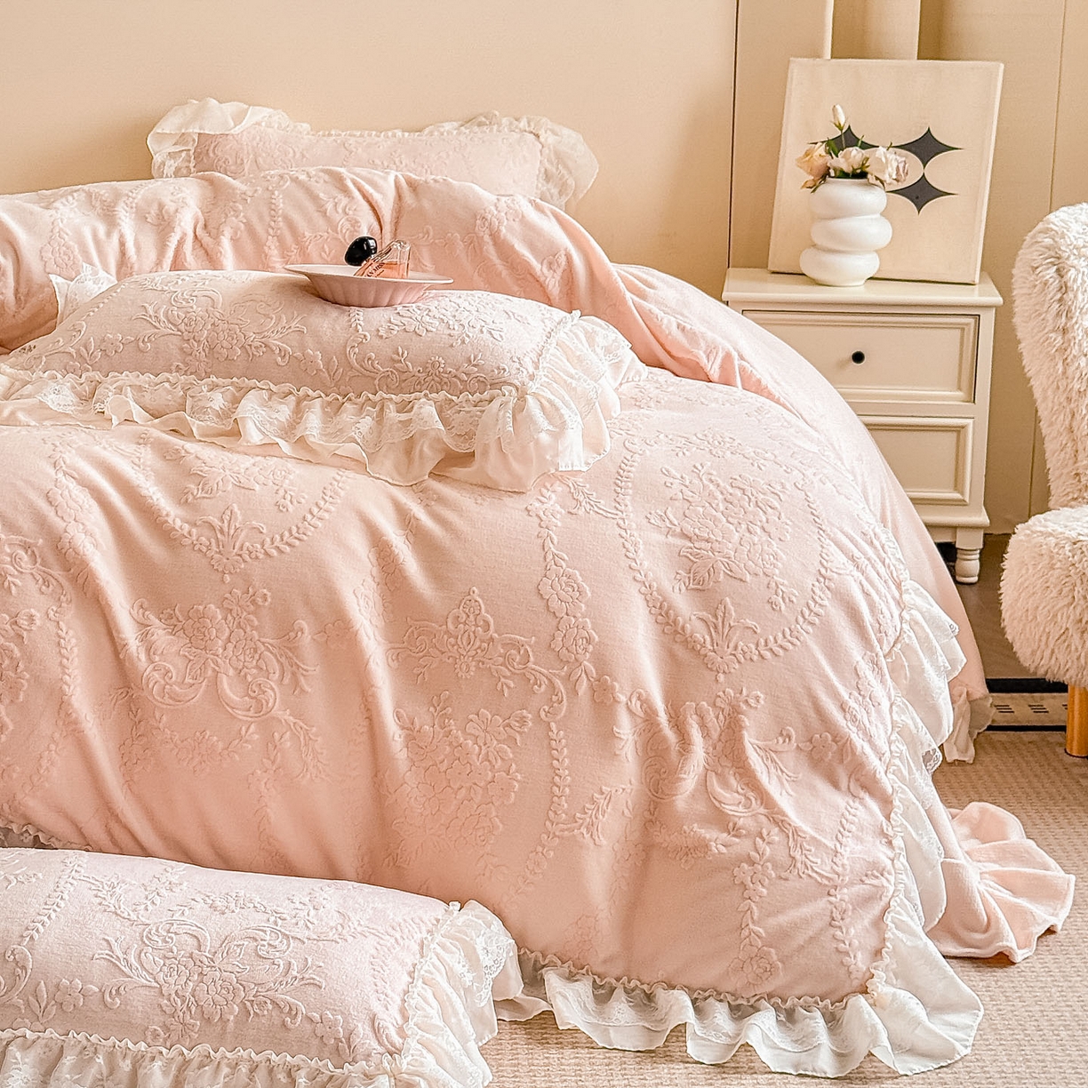 91家纺网 家纺一手货源 找家纺 爱家（原缔乐家纺） 2025新款A类牛奶雕花绒四件套 米娜系列 米娜-公主粉