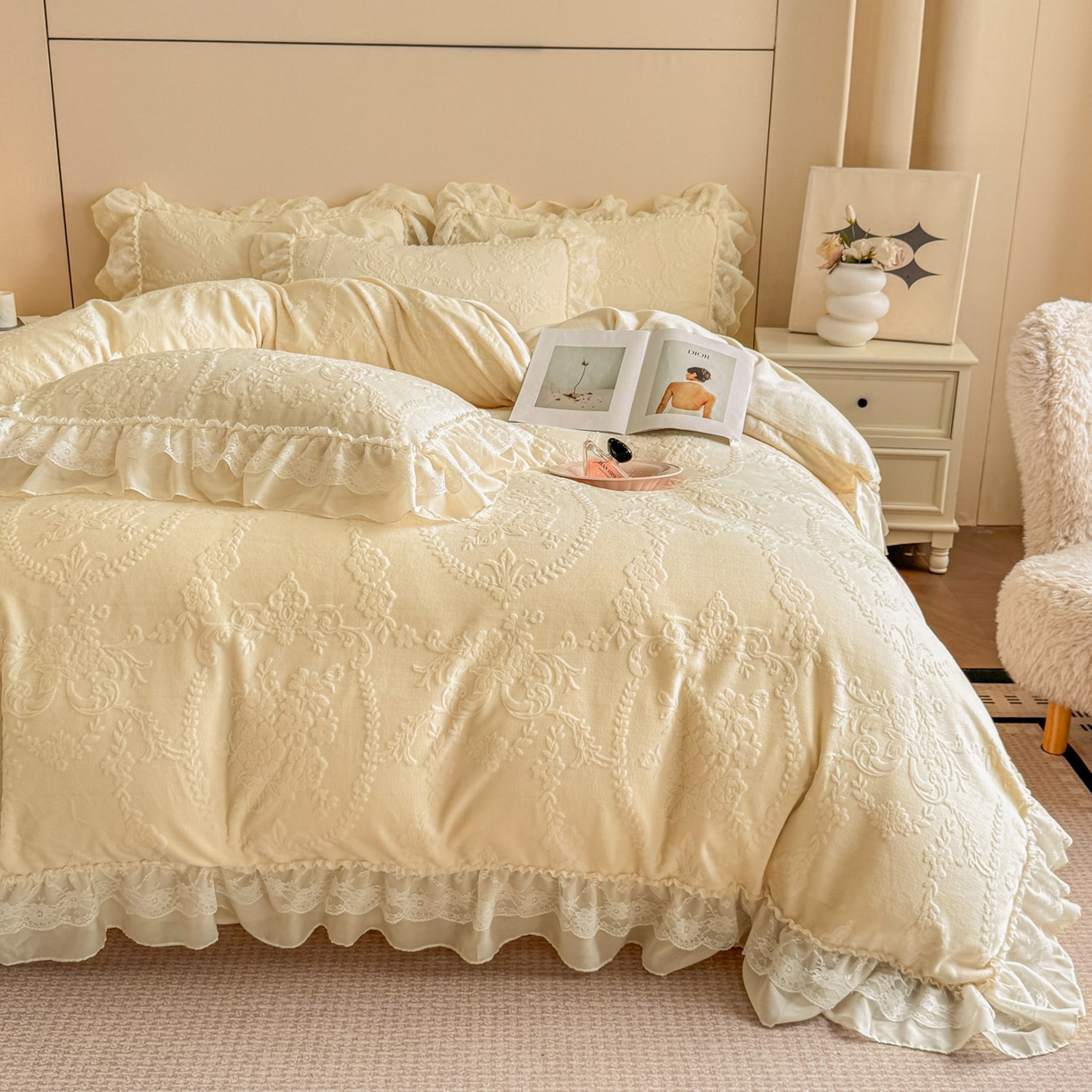 91家纺网 家纺一手货源 找家纺 爱家（原缔乐家纺） 2025新款A类牛奶雕花绒四件套 米娜系列 米娜-奶昔白