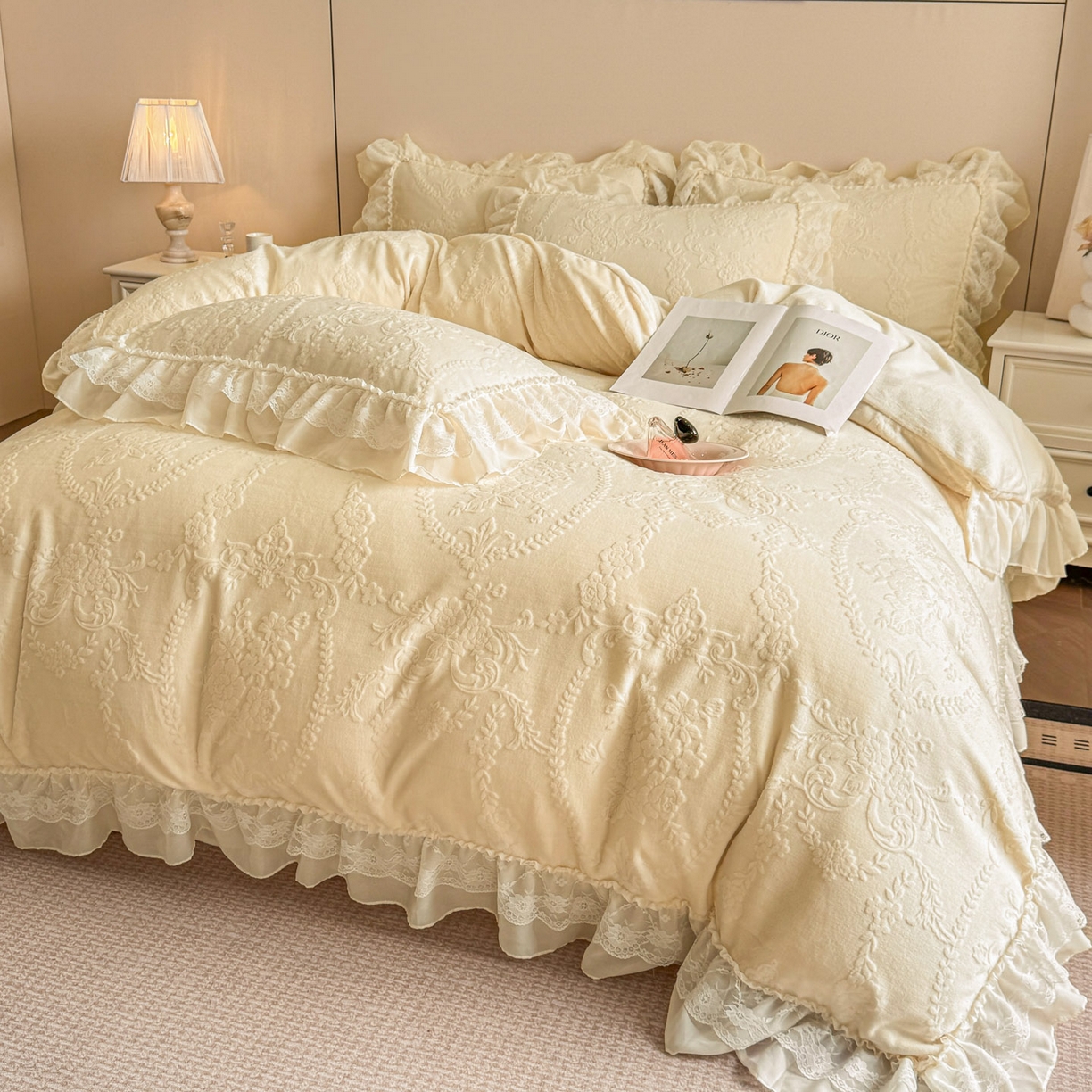 91家纺网 家纺一手货源 找家纺 爱家（原缔乐家纺） 2025新款A类牛奶雕花绒四件套 米娜系列 米娜-奶昔白