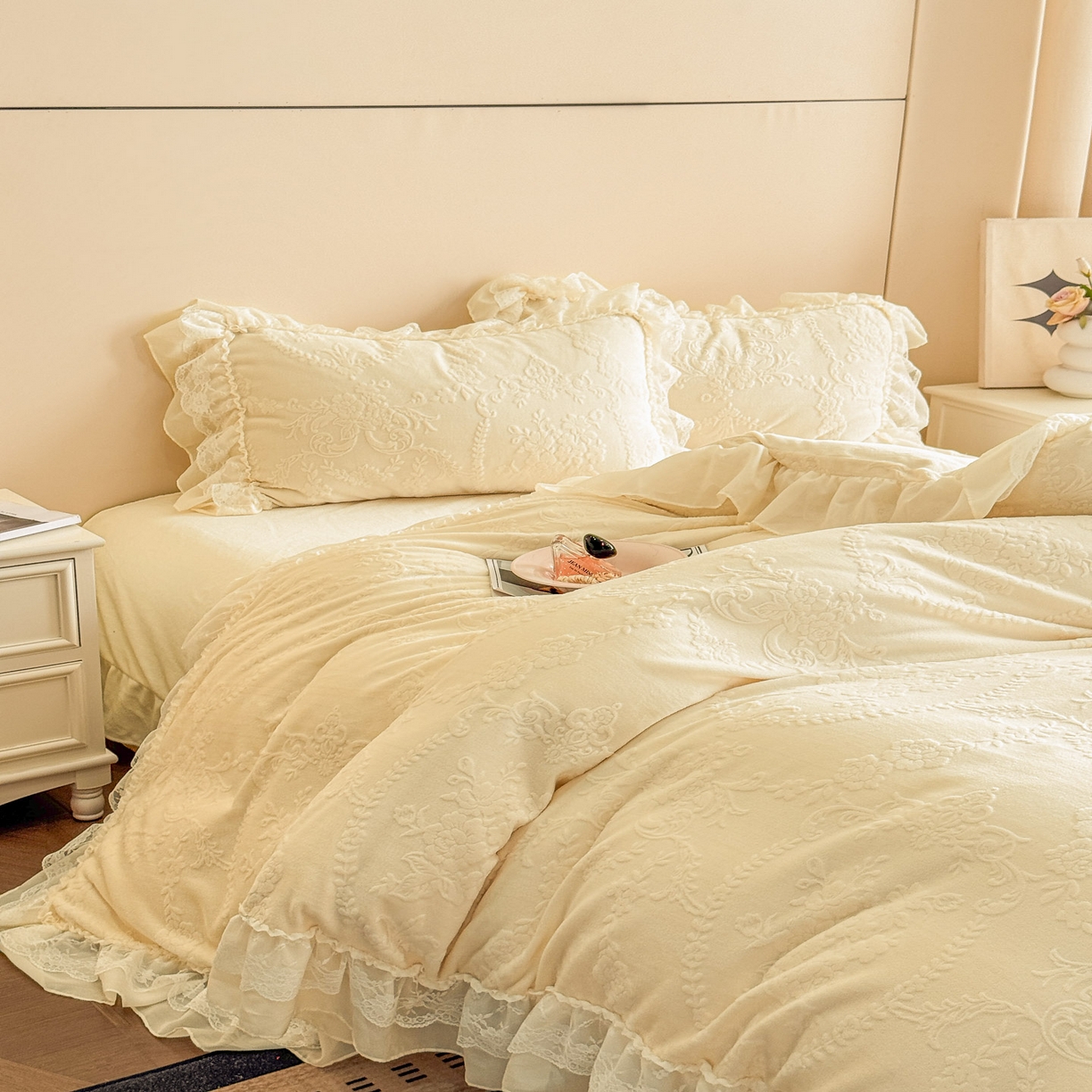 91家纺网 家纺一手货源 找家纺 爱家（原缔乐家纺） 2025新款A类牛奶雕花绒四件套 米娜系列 米娜-奶昔白