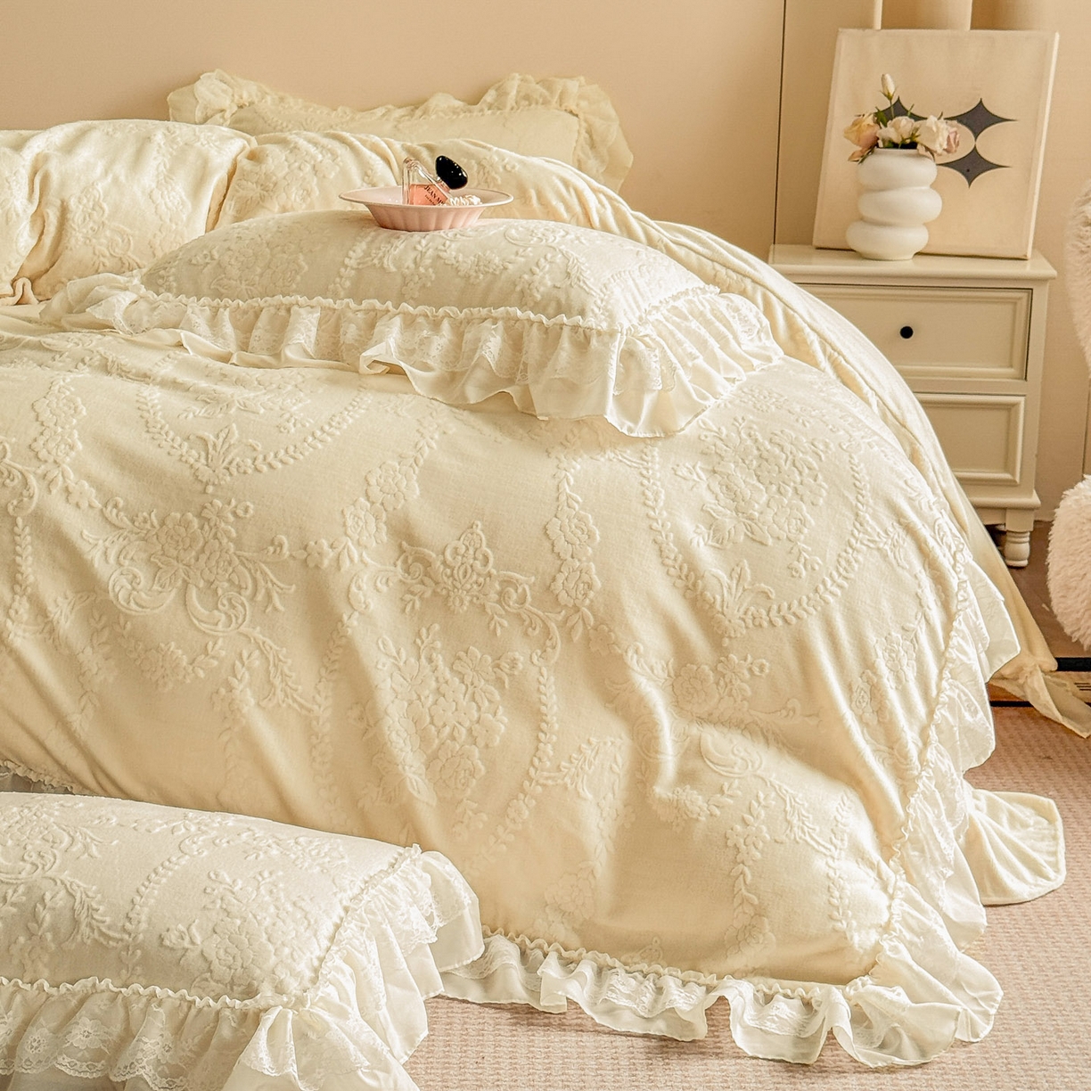 91家纺网 家纺一手货源 找家纺 爱家（原缔乐家纺） 2025新款A类牛奶雕花绒四件套 米娜系列 米娜-奶昔白