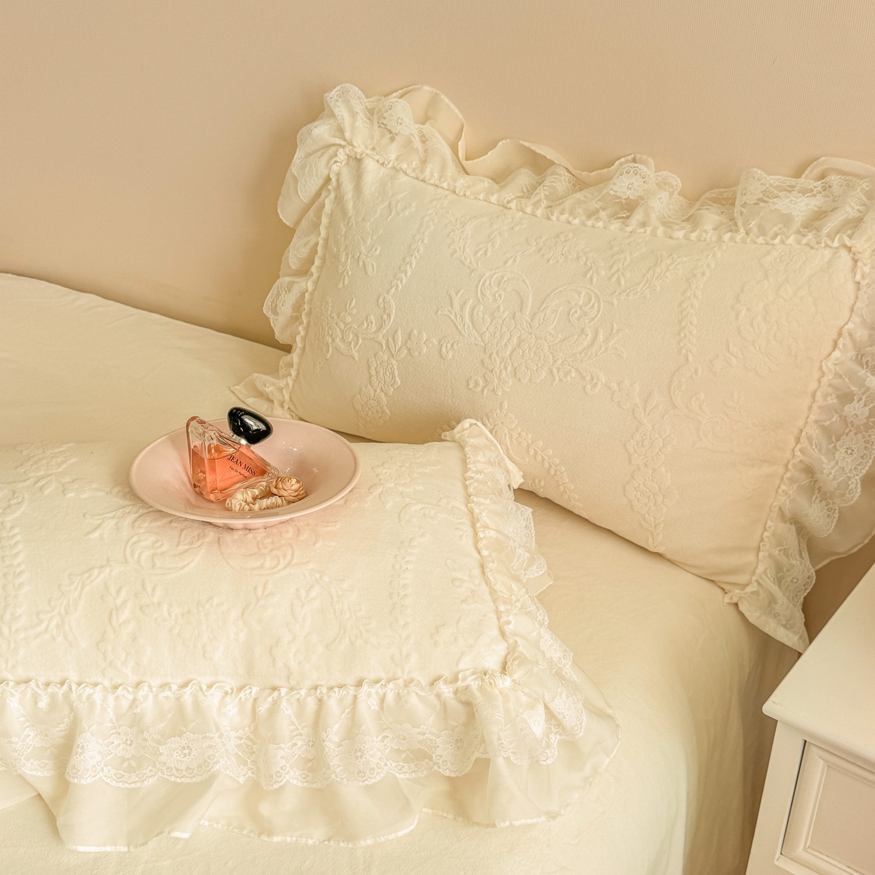 91家纺网 家纺一手货源 找家纺 爱家（原缔乐家纺） 2025新款A类牛奶雕花绒四件套 米娜系列 米娜-奶昔白