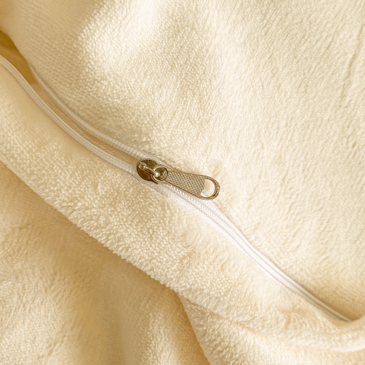 91家纺网 家纺一手货源 找家纺 爱家（原缔乐家纺） 2025新款A类牛奶雕花绒四件套 米娜系列 米娜-奶昔白