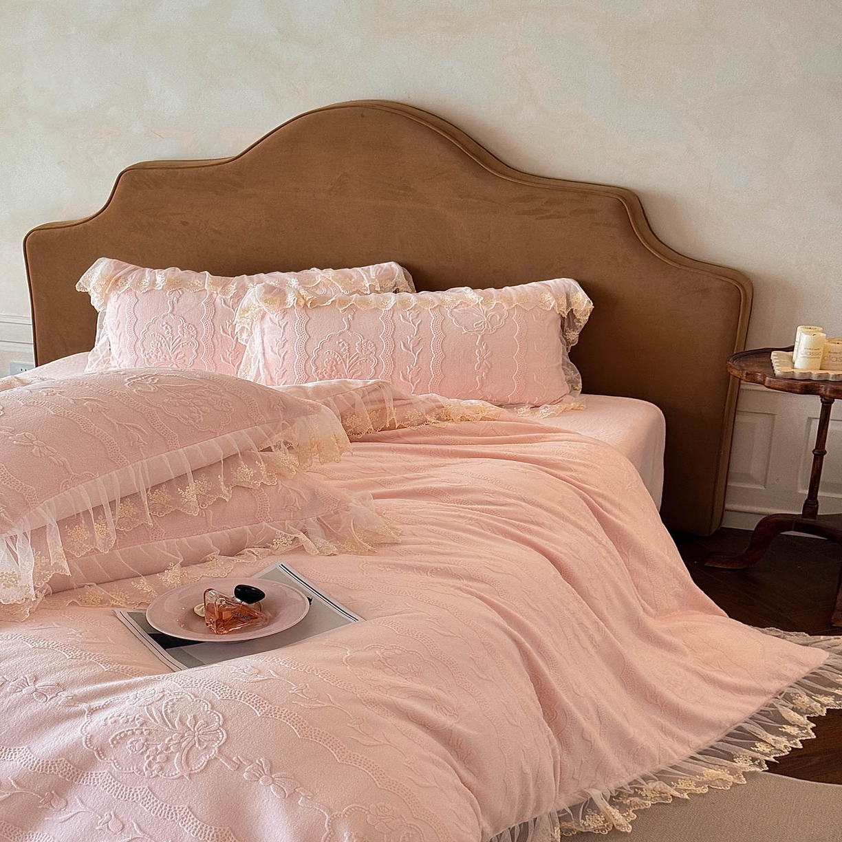 91家纺网 家纺一手货源 找家纺 爱家（原缔乐家纺） 2025新款A类牛奶雕花绒四件套 铃兰花系列 铃兰花-公主粉