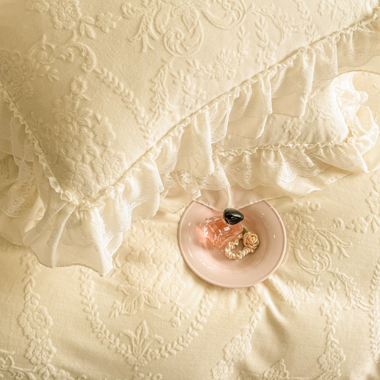 91家纺网 家纺一手货源 找家纺 爱家（原缔乐家纺） 2025新款A类牛奶雕花绒四件套 米娜系列 米娜-奶昔白