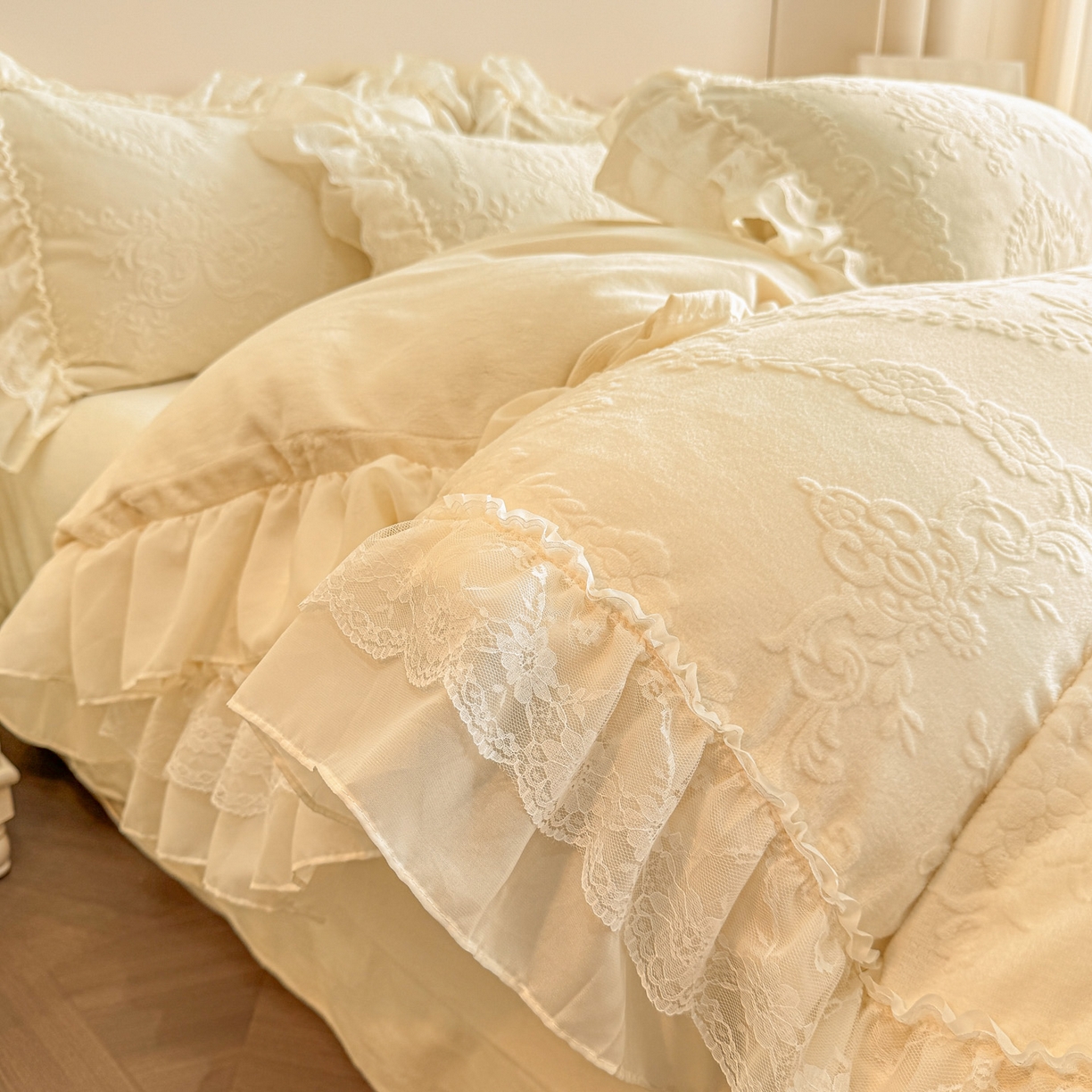 91家纺网 家纺一手货源 找家纺 爱家（原缔乐家纺） 2025新款A类牛奶雕花绒四件套 米娜系列 米娜-奶昔白