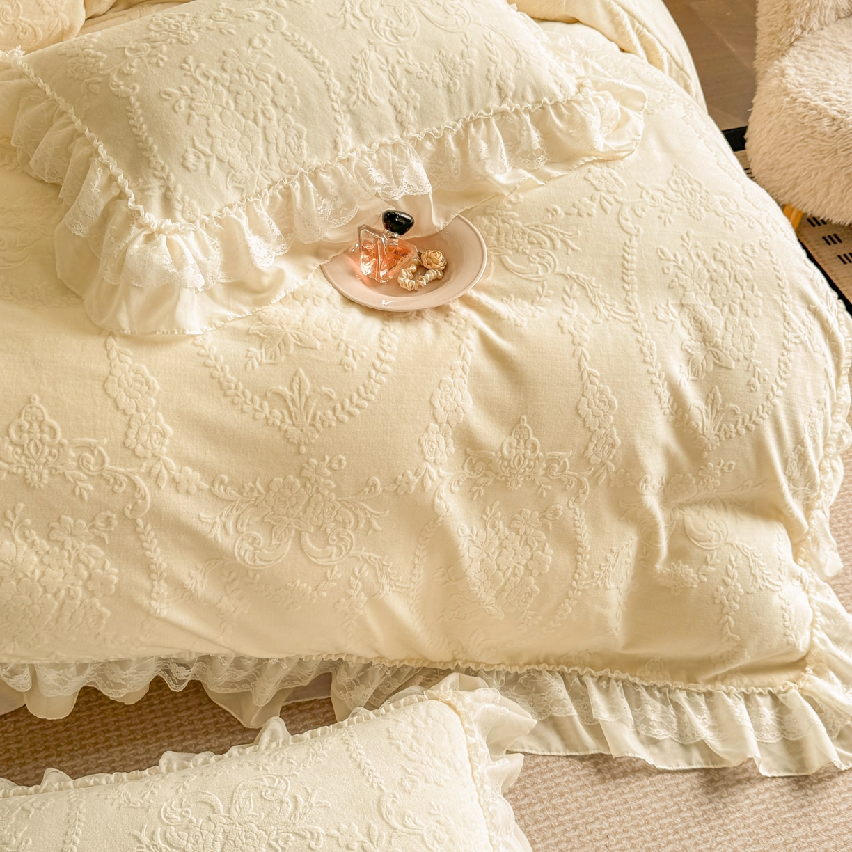 91家纺网 家纺一手货源 找家纺 爱家（原缔乐家纺） 2025新款A类牛奶雕花绒四件套 米娜系列 米娜-奶昔白