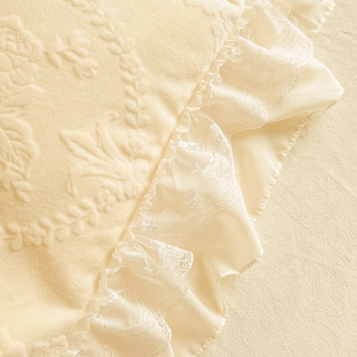 91家纺网 家纺一手货源 找家纺 爱家（原缔乐家纺） 2025新款A类牛奶雕花绒四件套 米娜系列 米娜-奶昔白