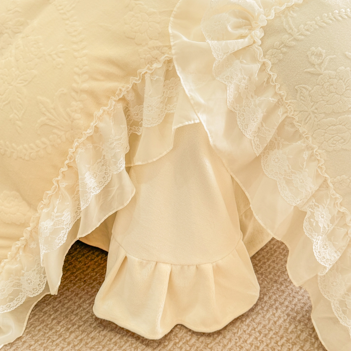 91家纺网 家纺一手货源 找家纺 爱家（原缔乐家纺） 2025新款A类牛奶雕花绒四件套 米娜系列 米娜-奶昔白