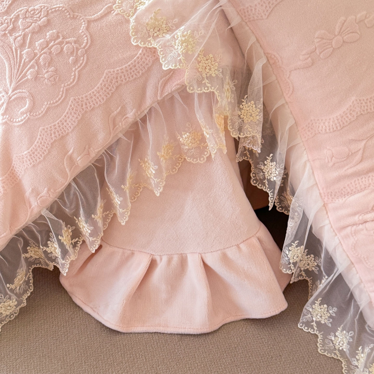 91家纺网 家纺一手货源 找家纺 爱家（原缔乐家纺） 2025新款A类牛奶雕花绒四件套 铃兰花系列 铃兰花-公主粉