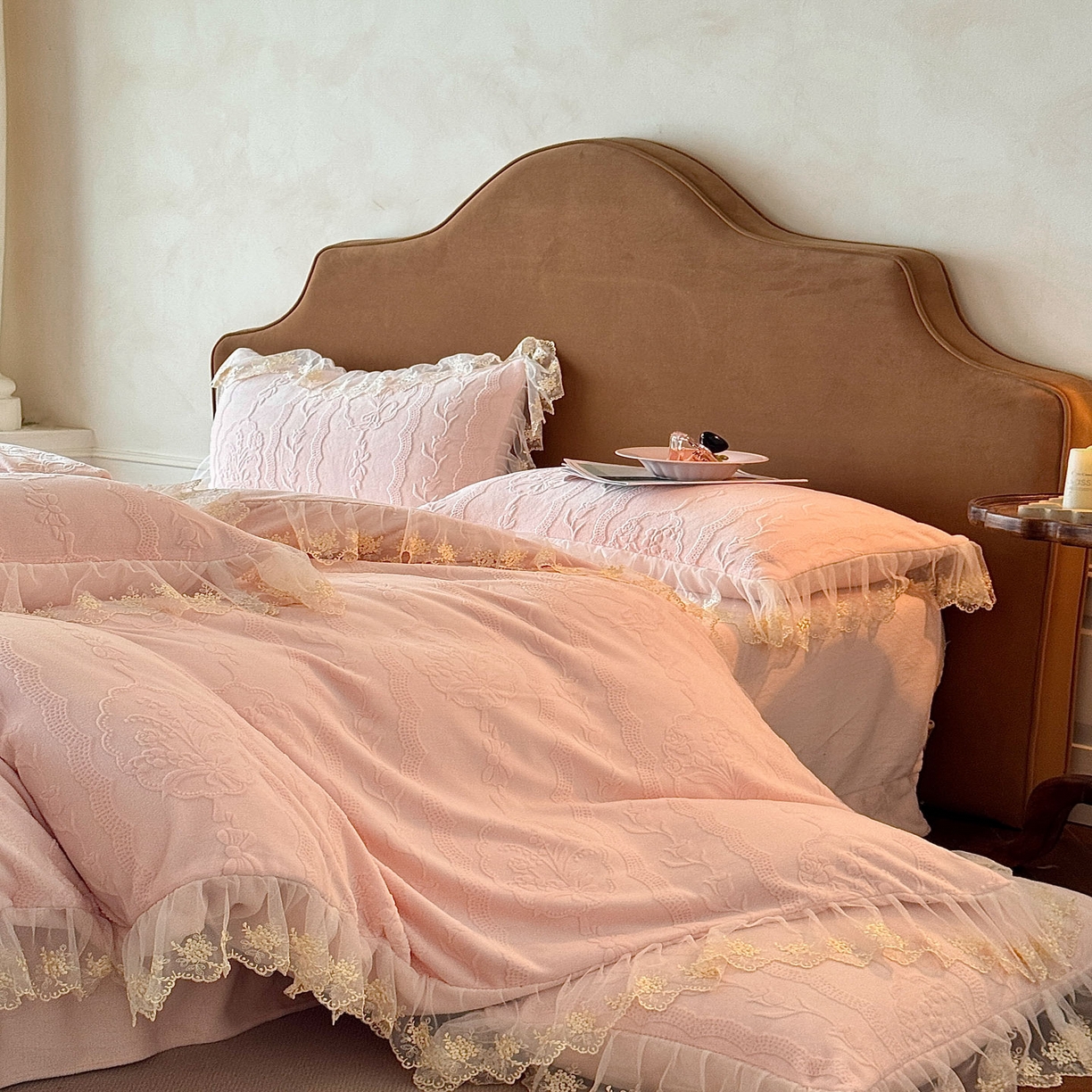 91家纺网 家纺一手货源 找家纺 爱家（原缔乐家纺） 2025新款A类牛奶雕花绒四件套 铃兰花系列 铃兰花-公主粉