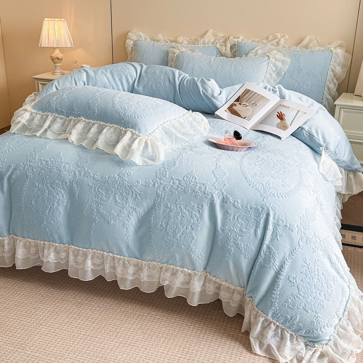 91家纺网 家纺一手货源 找家纺 爱家（原缔乐家纺） 2025新款A类牛奶雕花绒四件套 米娜系列 米娜-天空兰