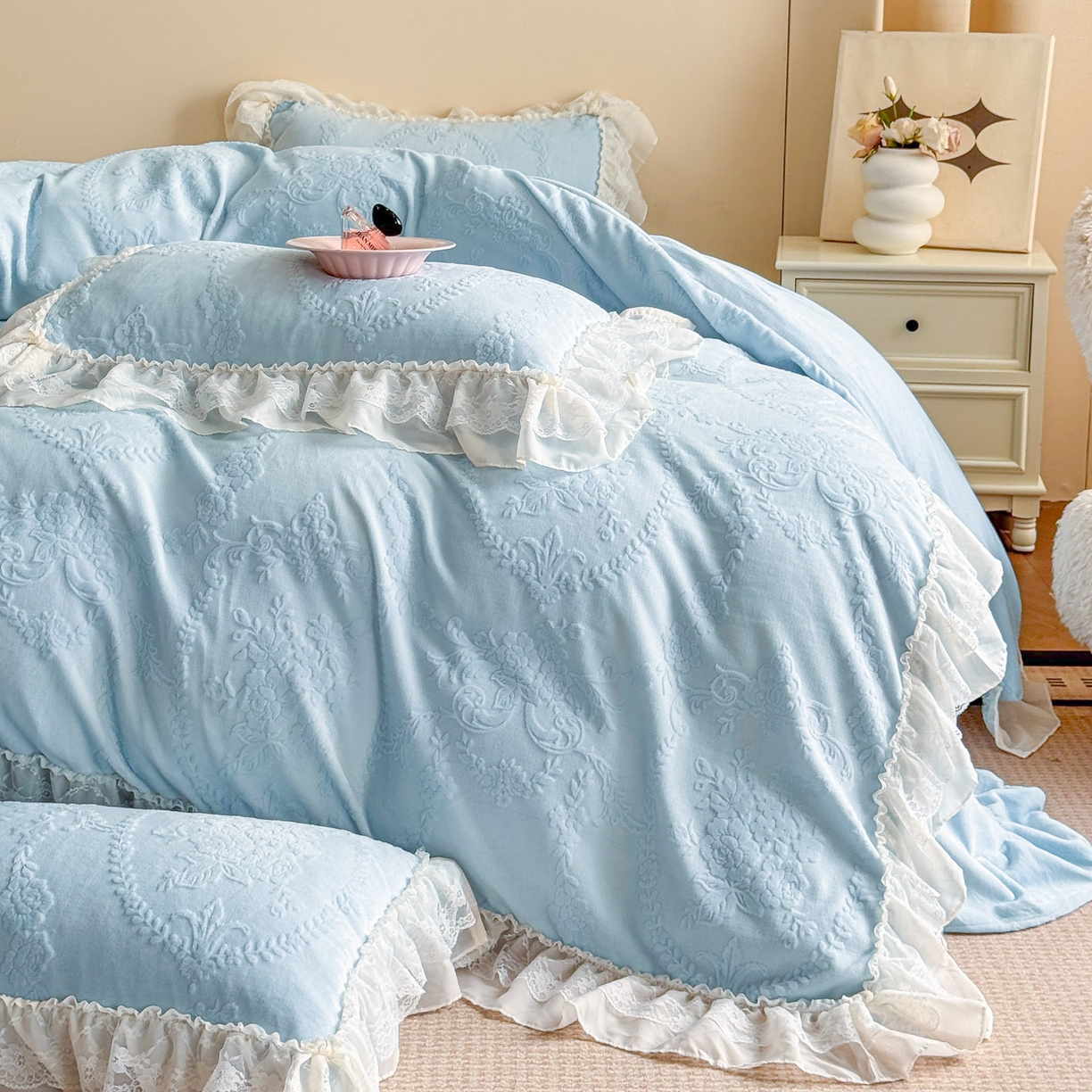 91家纺网 家纺一手货源 找家纺 爱家（原缔乐家纺） 2025新款A类牛奶雕花绒四件套 米娜系列 米娜-天空兰