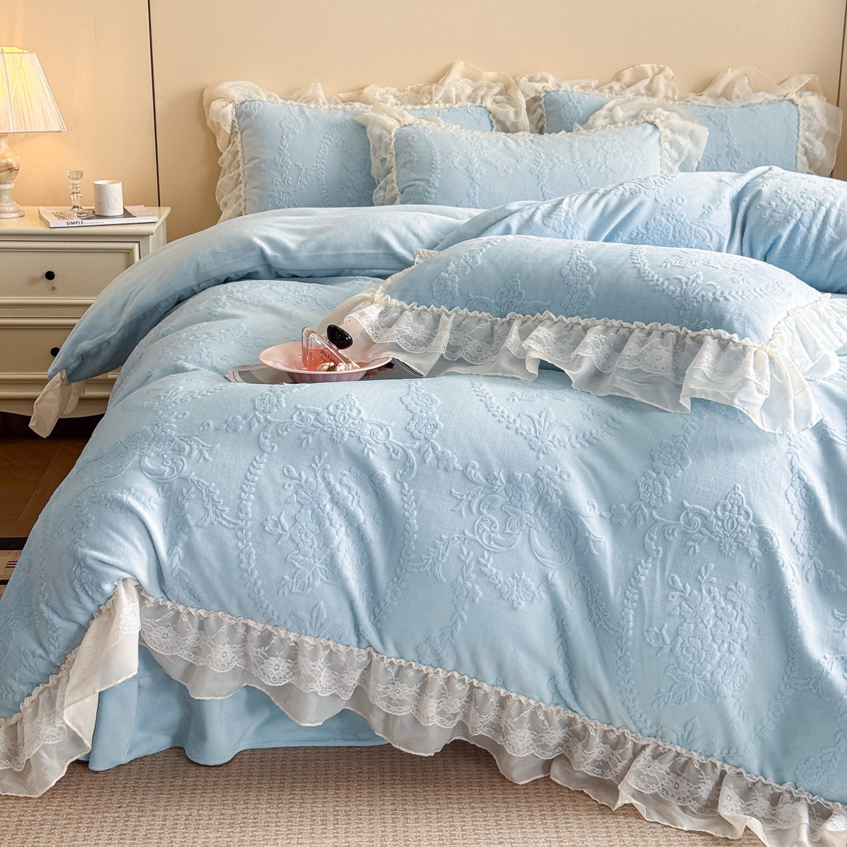 91家纺网 家纺一手货源 找家纺 爱家（原缔乐家纺） 2025新款A类牛奶雕花绒四件套 米娜系列 米娜-天空兰