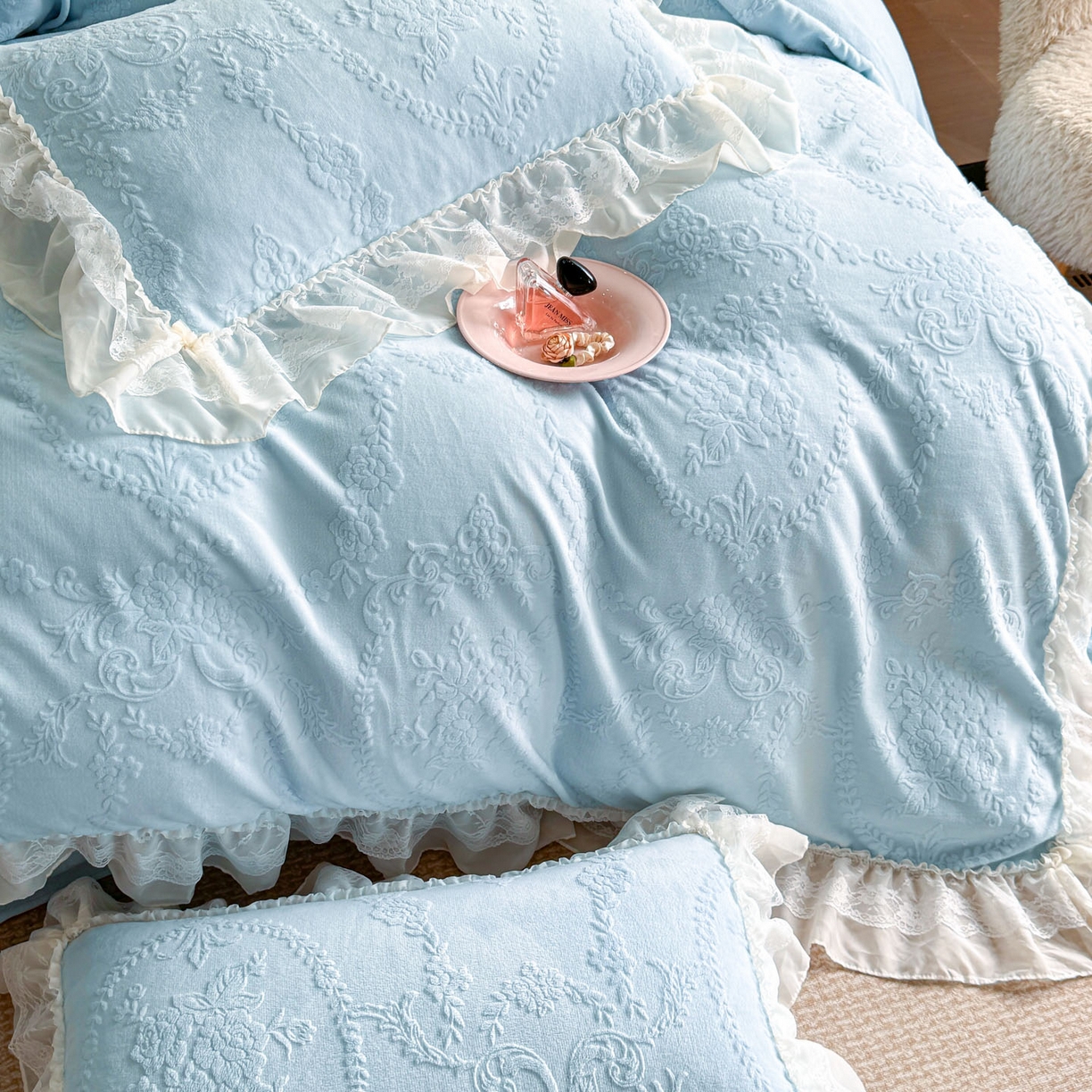 91家纺网 家纺一手货源 找家纺 爱家（原缔乐家纺） 2025新款A类牛奶雕花绒四件套 米娜系列 米娜-天空兰