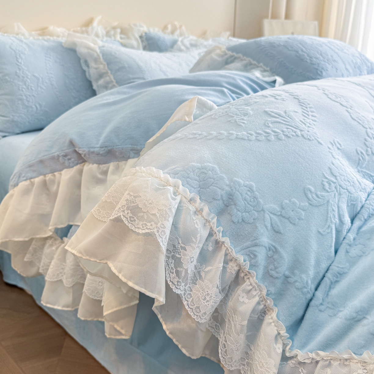 91家纺网 家纺一手货源 找家纺 爱家（原缔乐家纺） 2025新款A类牛奶雕花绒四件套 米娜系列 米娜-天空兰