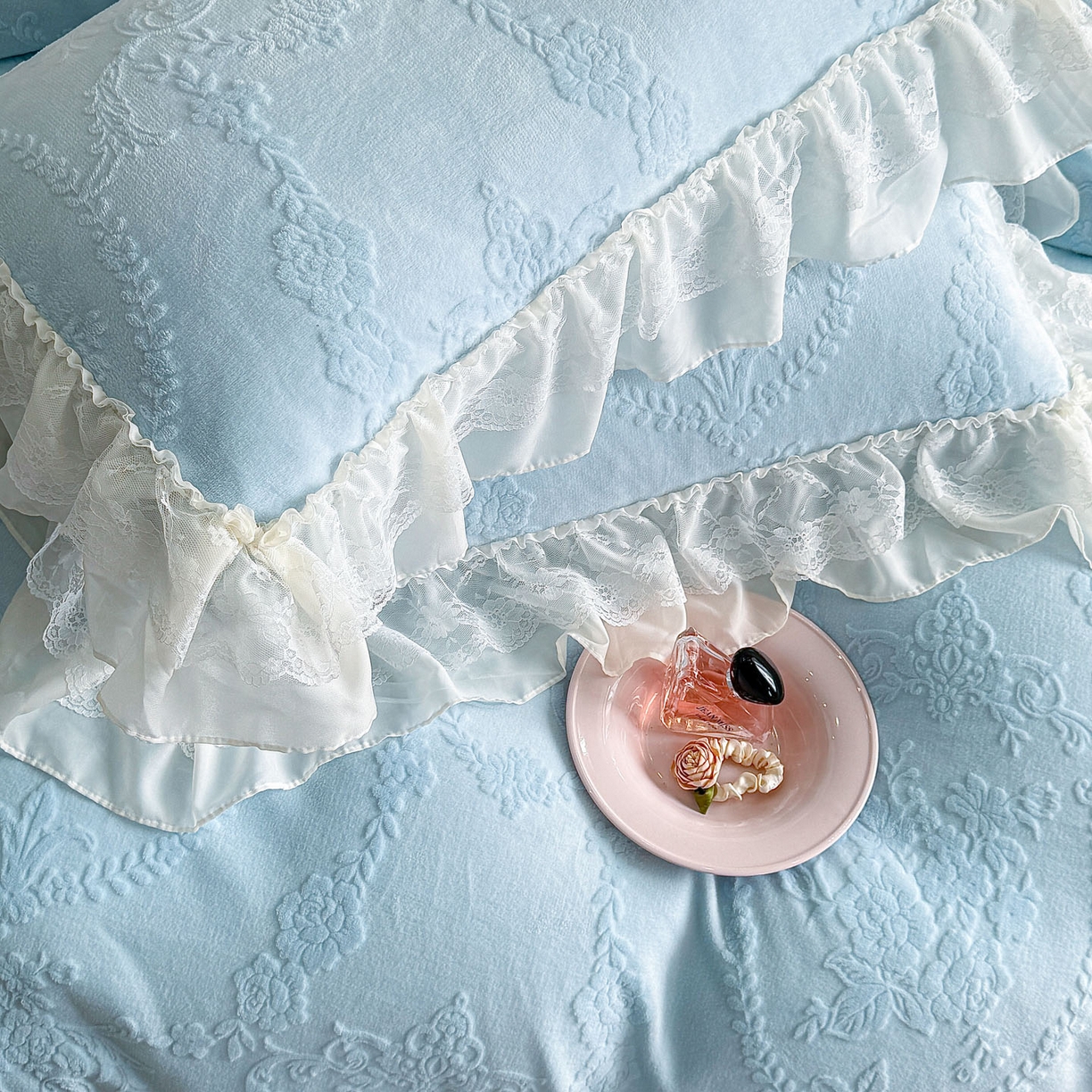 91家纺网 家纺一手货源 找家纺 爱家（原缔乐家纺） 2025新款A类牛奶雕花绒四件套 米娜系列 米娜-天空兰