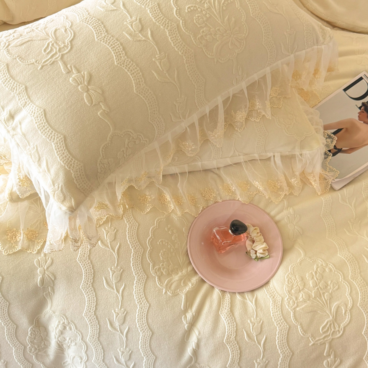 91家纺网 家纺一手货源 找家纺 爱家（原缔乐家纺） 2025新款A类牛奶雕花绒四件套 铃兰花系列 铃兰花-奶昔白