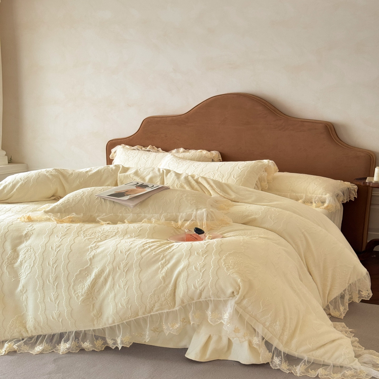 91家纺网 家纺一手货源 找家纺 爱家（原缔乐家纺） 2025新款A类牛奶雕花绒四件套 铃兰花系列 铃兰花-奶昔白