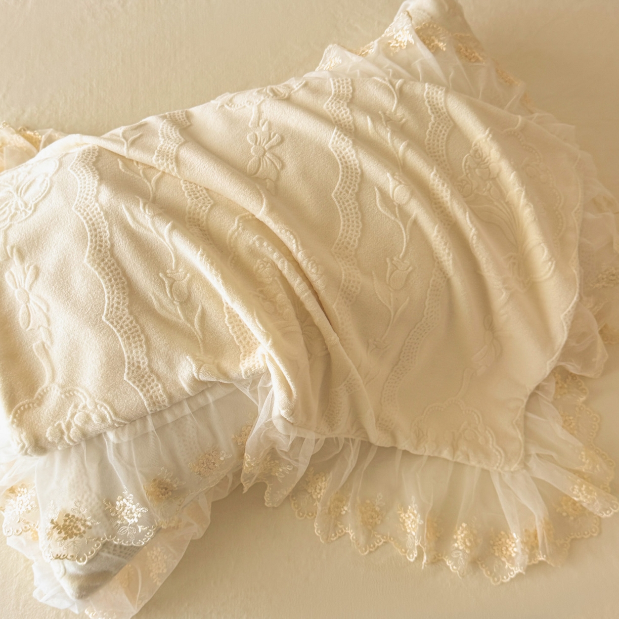 91家纺网 家纺一手货源 找家纺 爱家（原缔乐家纺） 2025新款A类牛奶雕花绒四件套 铃兰花系列 铃兰花-奶昔白