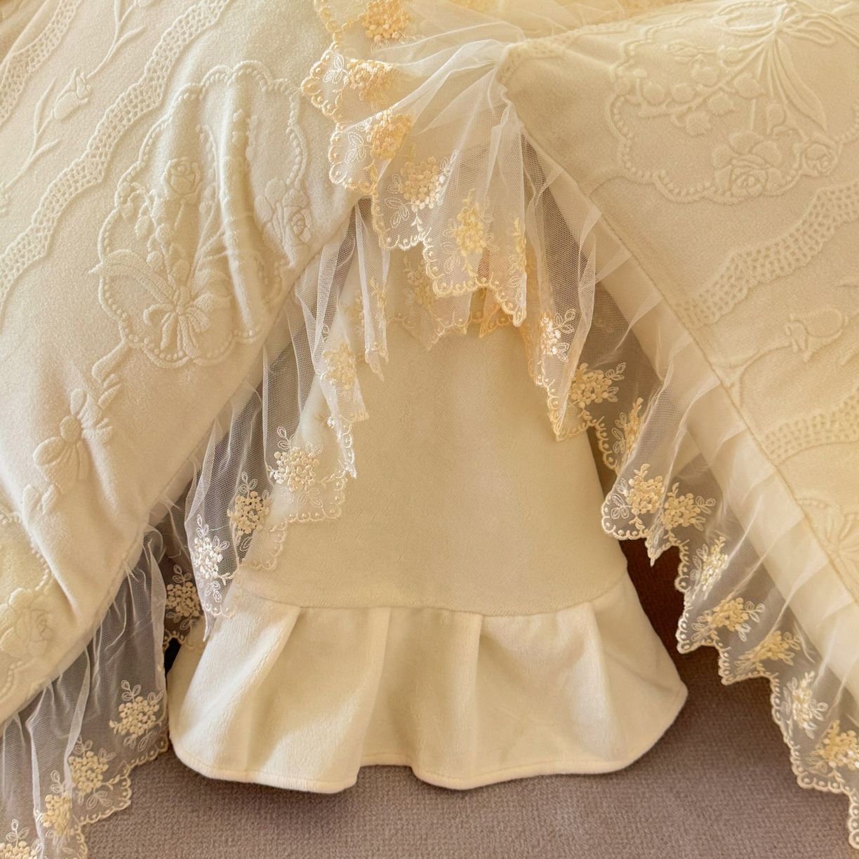 91家纺网 家纺一手货源 找家纺 爱家（原缔乐家纺） 2025新款A类牛奶雕花绒四件套 铃兰花系列 铃兰花-奶昔白