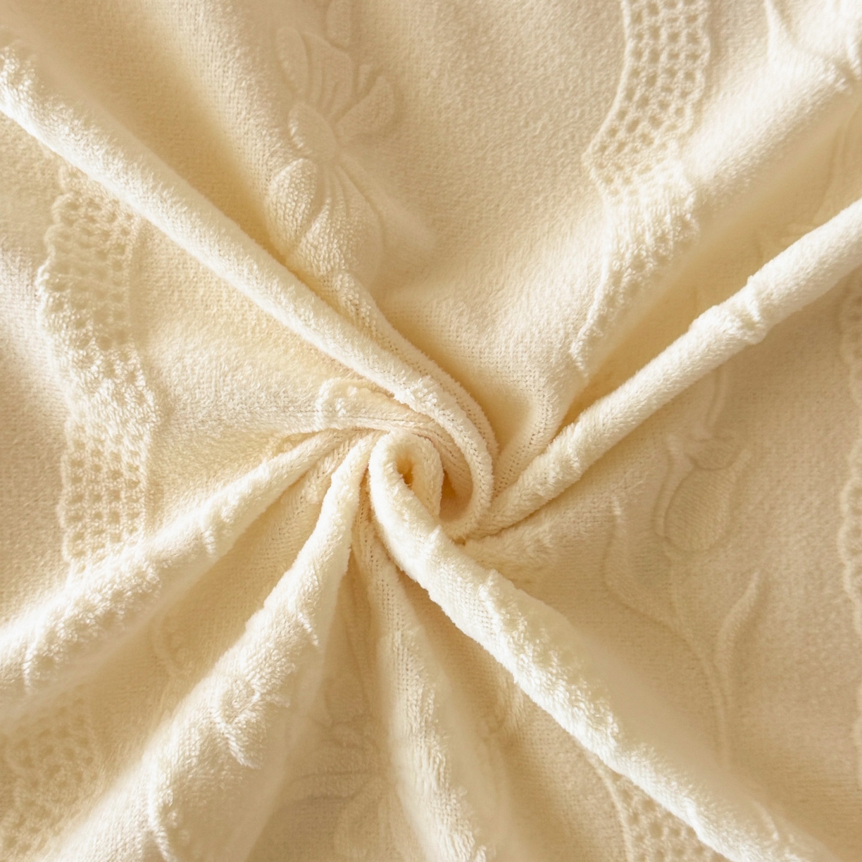 91家纺网 家纺一手货源 找家纺 爱家（原缔乐家纺） 2025新款A类牛奶雕花绒四件套 铃兰花系列 铃兰花-奶昔白