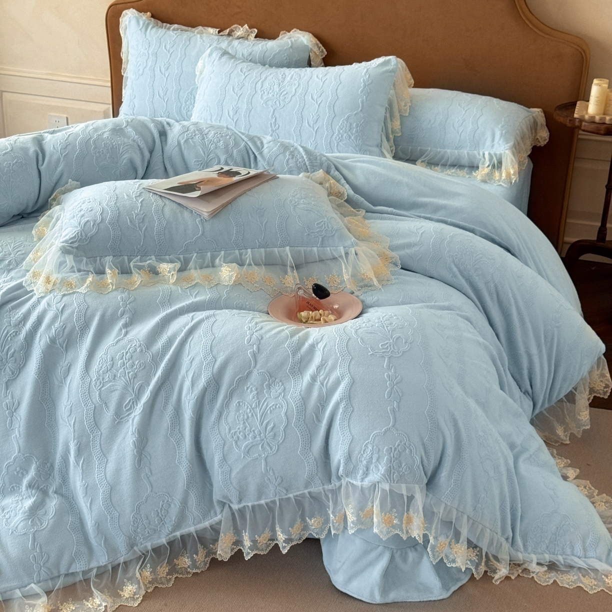 91家纺网 家纺一手货源 找家纺 爱家（原缔乐家纺） 2025新款A类牛奶雕花绒四件套 铃兰花系列 铃兰花-天空兰