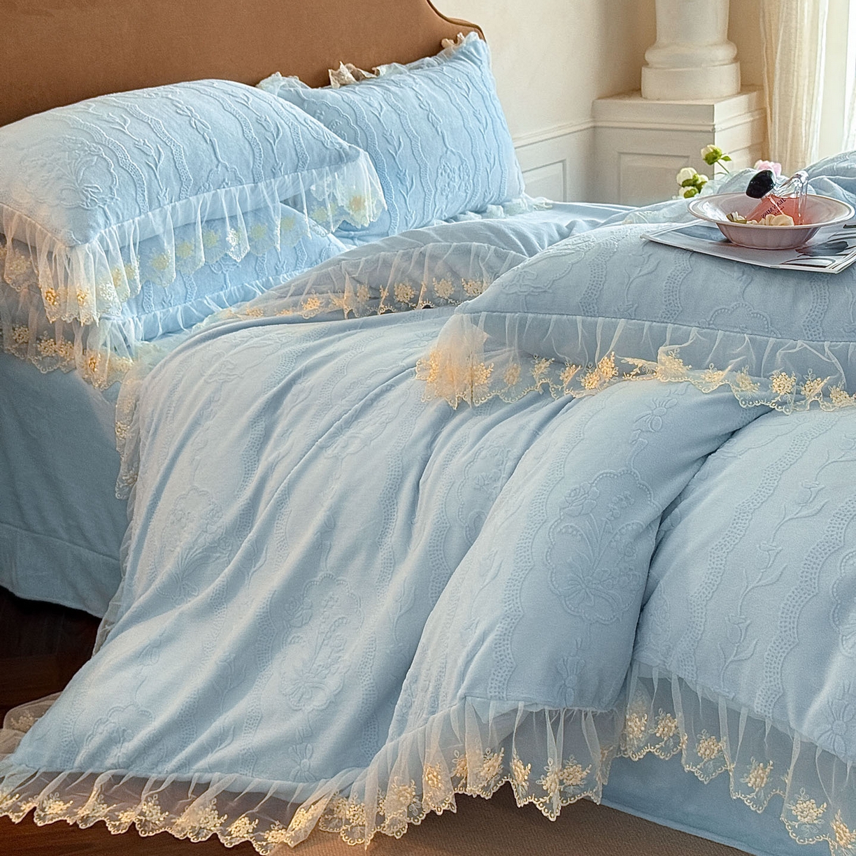 91家纺网 家纺一手货源 找家纺 爱家（原缔乐家纺） 2025新款A类牛奶雕花绒四件套 铃兰花系列 铃兰花-天空兰