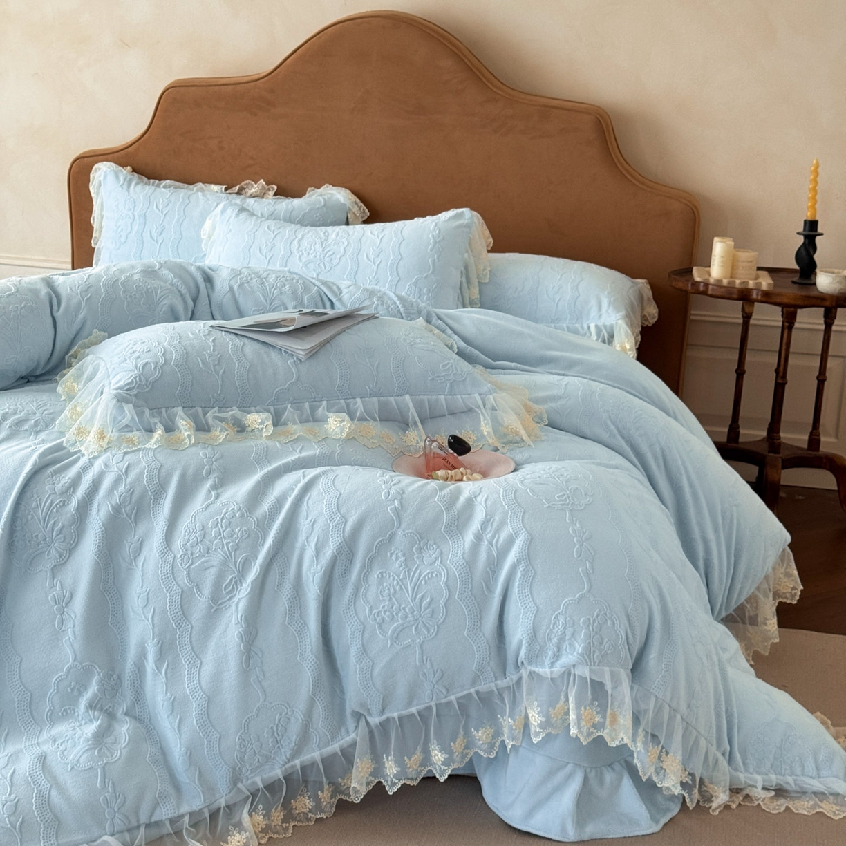 91家纺网 家纺一手货源 找家纺 爱家（原缔乐家纺） 2025新款A类牛奶雕花绒四件套 铃兰花系列 铃兰花-天空兰