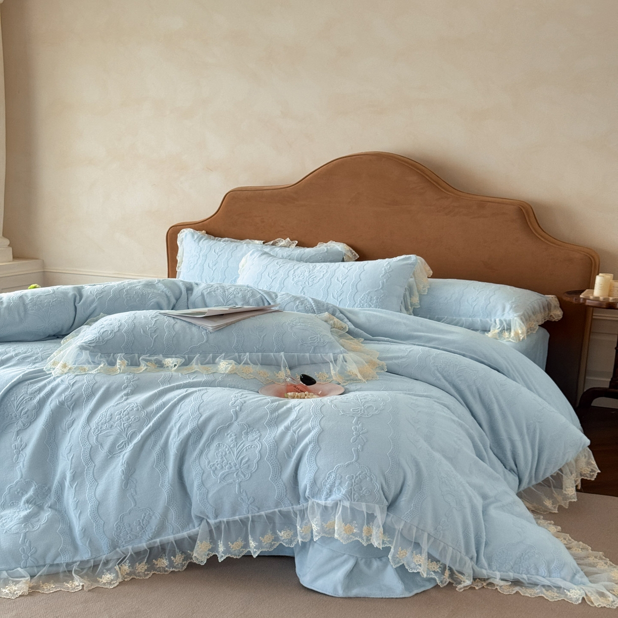 91家纺网 家纺一手货源 找家纺 爱家（原缔乐家纺） 2025新款A类牛奶雕花绒四件套 铃兰花系列 铃兰花-天空兰