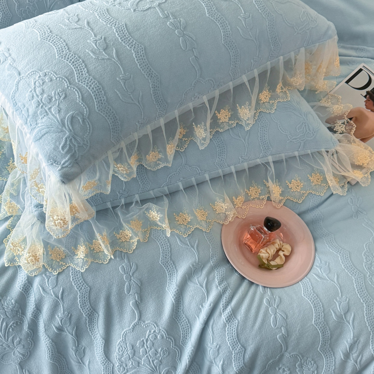 91家纺网 家纺一手货源 找家纺 爱家（原缔乐家纺） 2025新款A类牛奶雕花绒四件套 铃兰花系列 铃兰花-天空兰