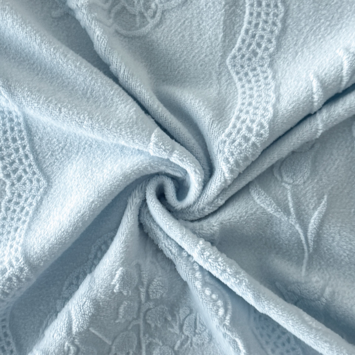 91家纺网 家纺一手货源 找家纺 爱家（原缔乐家纺） 2025新款A类牛奶雕花绒四件套 铃兰花系列 铃兰花-天空兰