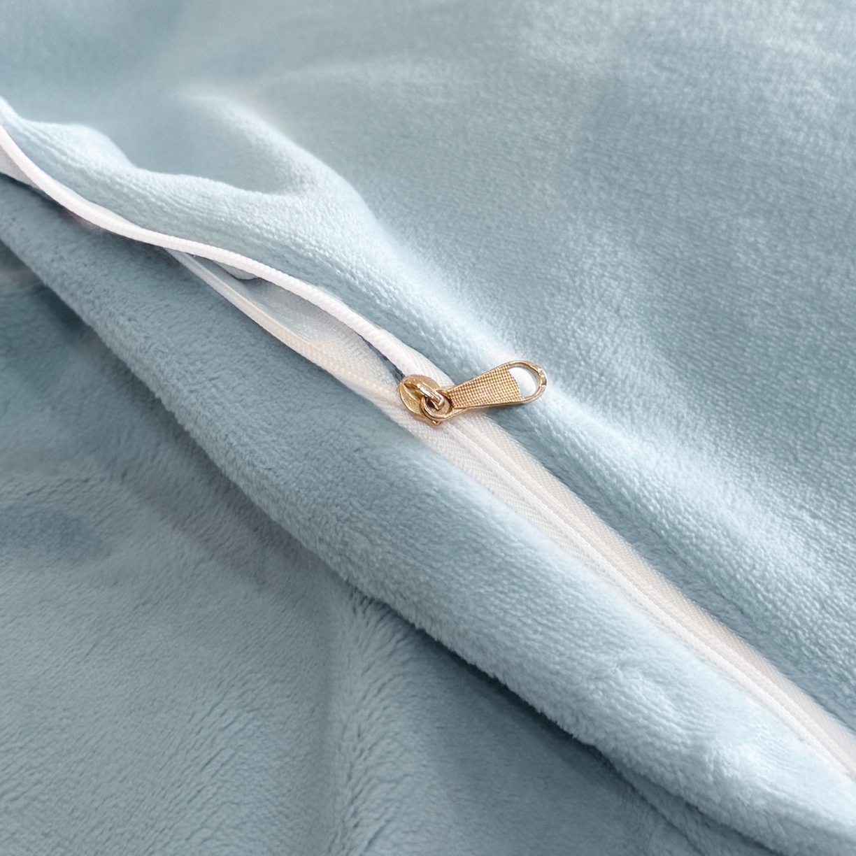 91家纺网 家纺一手货源 找家纺 爱家（原缔乐家纺） 2025新款A类牛奶雕花绒四件套 铃兰花系列 铃兰花-天空兰