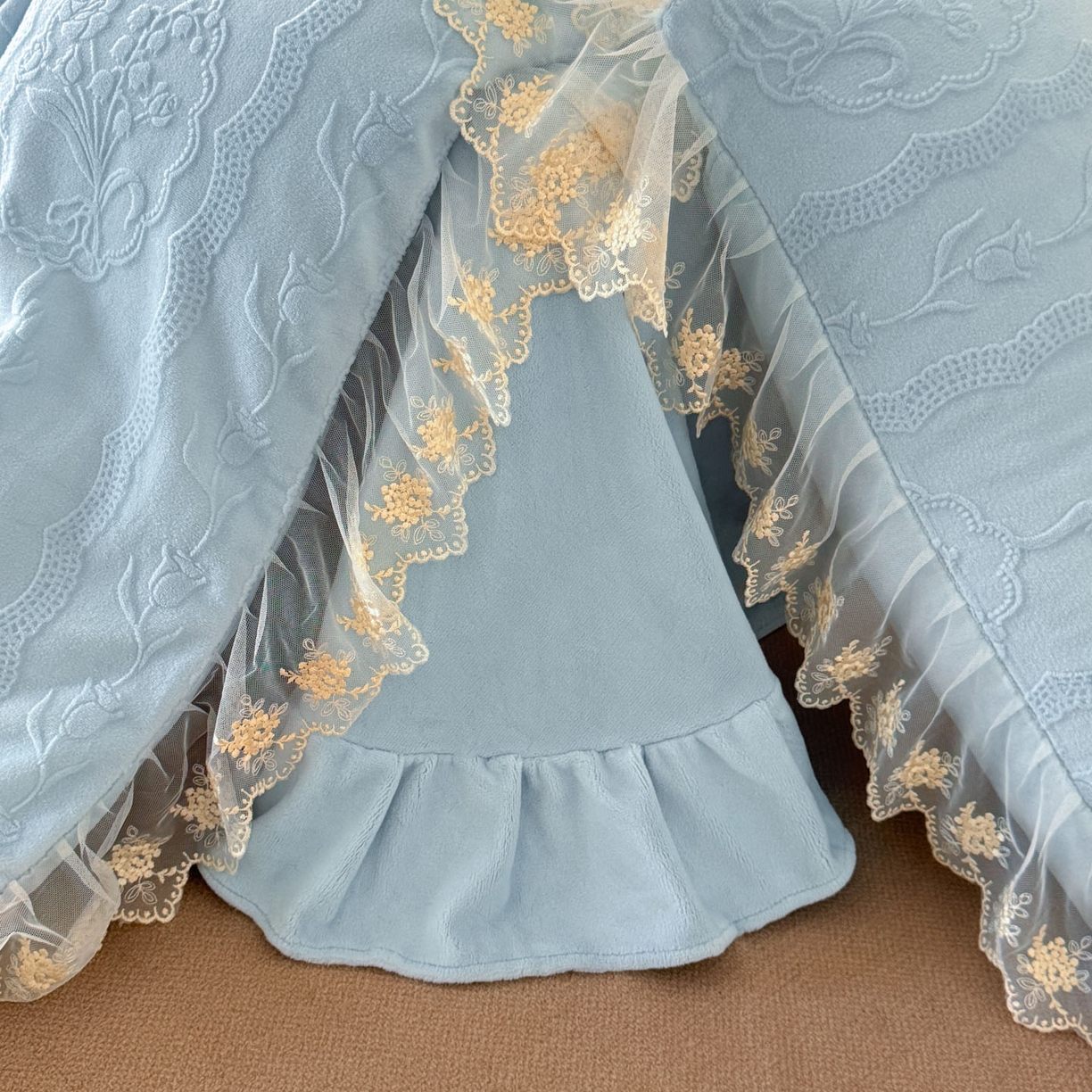 91家纺网 家纺一手货源 找家纺 爱家（原缔乐家纺） 2025新款A类牛奶雕花绒四件套 铃兰花系列 铃兰花-天空兰