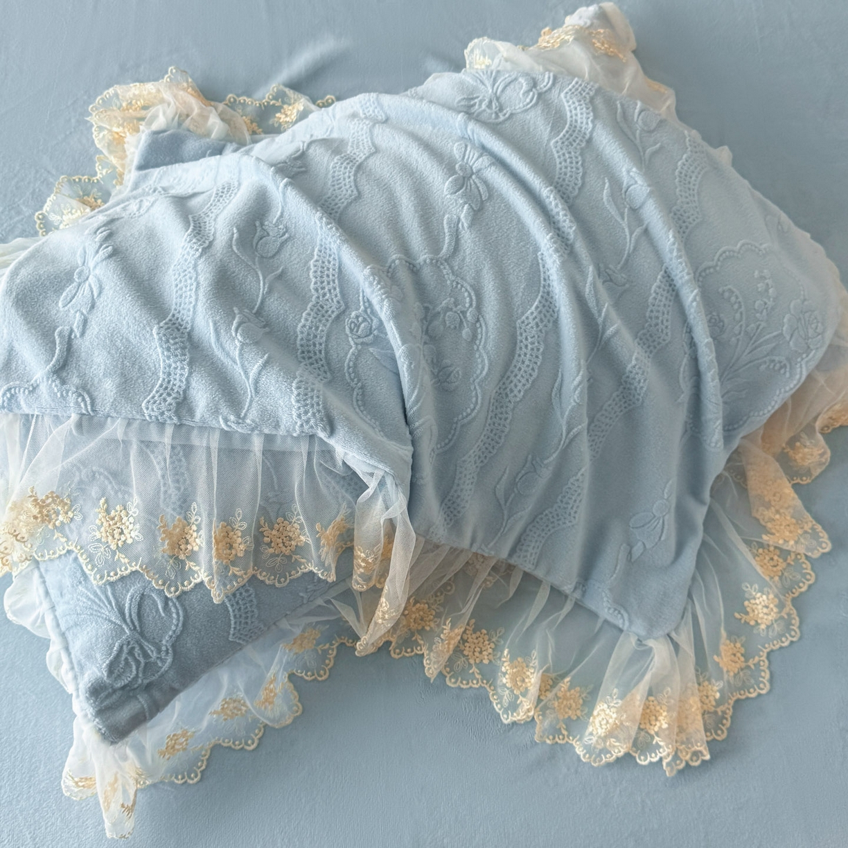 91家纺网 家纺一手货源 找家纺 爱家（原缔乐家纺） 2025新款A类牛奶雕花绒四件套 铃兰花系列 铃兰花-天空兰