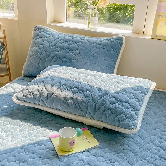 91家纺网 家纺一手货源 找家纺 眠势力 2025新款牛奶绒床笠夹棉加厚保暖床垫保护套韩版床裙床笠二合一毛球球带裙边款 冰雪兰-毛球款