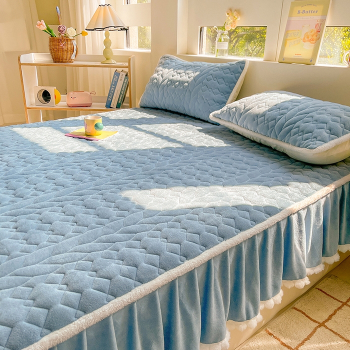 91家纺网 家纺一手货源 找家纺 眠势力 2025新款牛奶绒床笠夹棉加厚保暖床垫保护套韩版床裙床笠二合一毛球球带裙边款 冰雪兰-毛球款