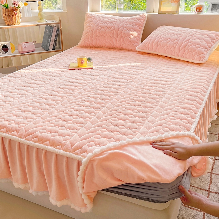 91家纺网 家纺一手货源 找家纺 （总）眠势力 2025新款牛奶绒床笠夹棉加厚保暖床垫保护套韩版床裙床笠二合一毛球球带裙边款