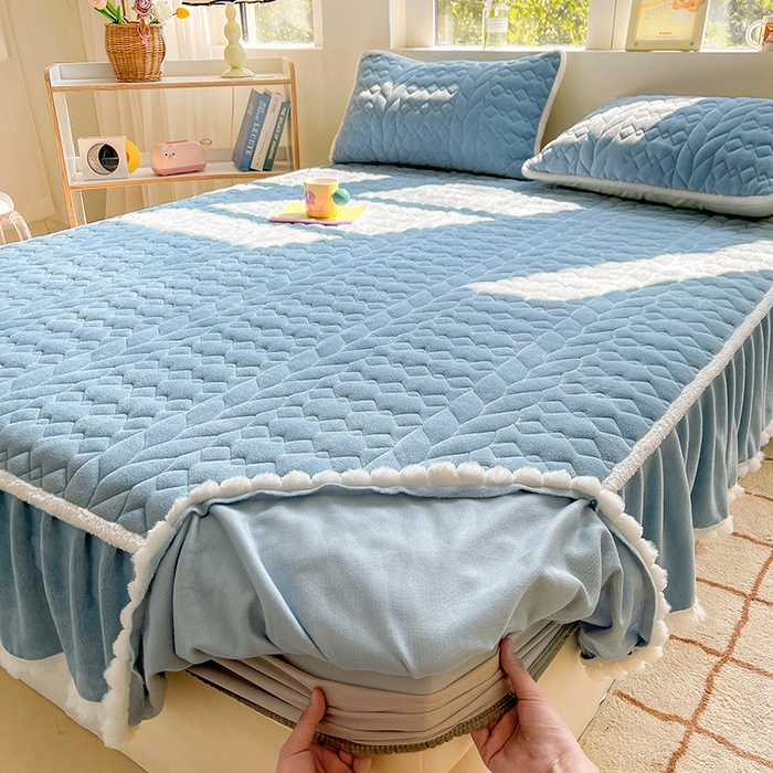 91家纺网 家纺一手货源 找家纺 眠势力 2025新款牛奶绒床笠夹棉加厚保暖床垫保护套韩版床裙床笠二合一毛球球带裙边款 冰雪兰-毛球款