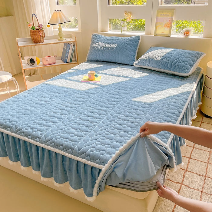 91家纺网 家纺一手货源 找家纺 眠势力 2025新款牛奶绒床笠夹棉加厚保暖床垫保护套韩版床裙床笠二合一毛球球带裙边款 冰雪兰-毛球款