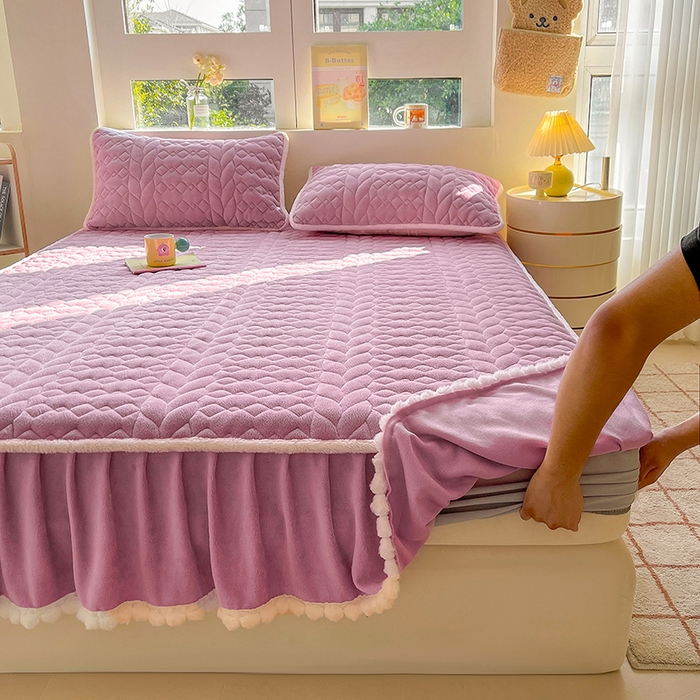 91家纺网 家纺一手货源 找家纺 眠势力 2025新款牛奶绒床笠夹棉加厚保暖床垫保护套韩版床裙床笠二合一毛球球带裙边款 丁香紫-毛球款