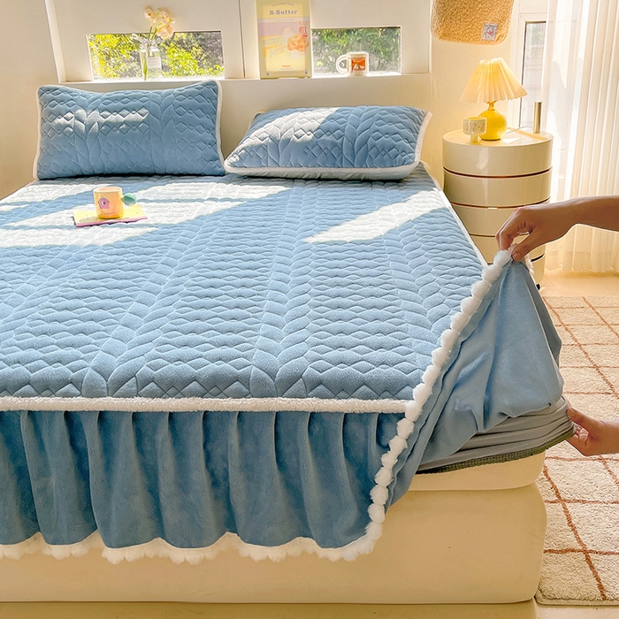 91家纺网 家纺一手货源 找家纺 眠势力 2025新款牛奶绒床笠夹棉加厚保暖床垫保护套韩版床裙床笠二合一毛球球带裙边款 冰雪兰-毛球款